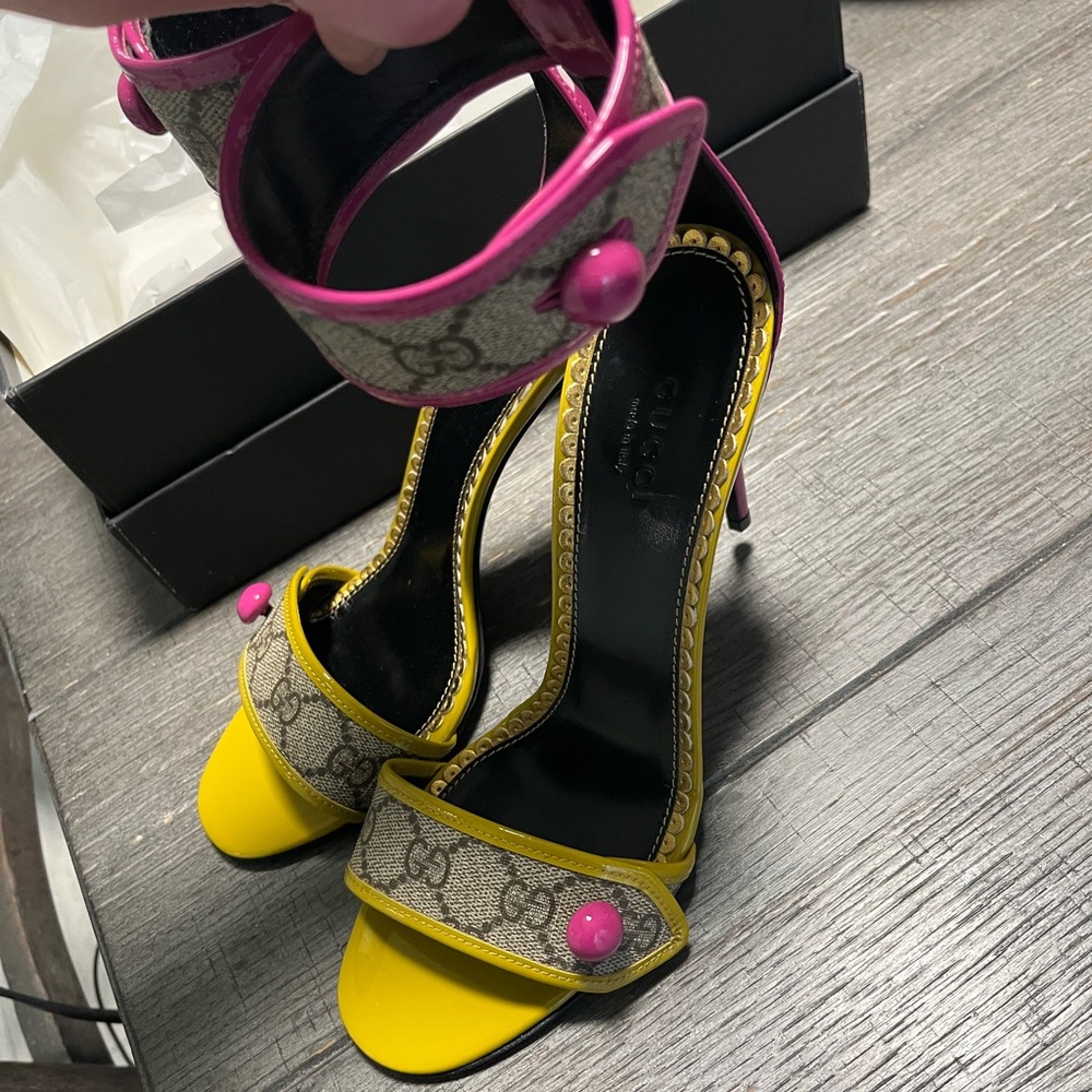 SOLD! Gucci Monogram Heels - Picture 4 of 8